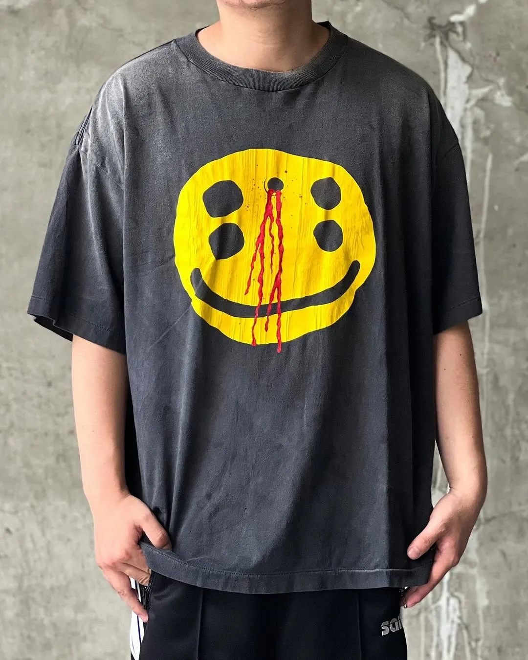CACTUS PLANT FLEA MARKET x SAINT Mxxxxxx SMILE SS TEE/BLK CPFM co-branded model. Short-sleeved smiley face. Retro distressed TEE with four-eyed smile. Washed black S-XL. Look for the cylindrical fabric with no side seams. The open width is almost meaningless. Asut ready-made garments are dyed. The whole piece is sprayed and faded. The collar and cuffs are frayed. Many people hang it. Over-heavy work. Customized CPFM co-branded main mark/wash mark/with little angel for anti-counterfeiting